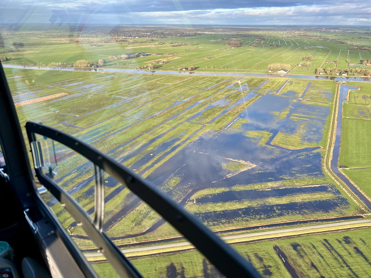 peterderuiter's tweet photo. Als de #voorspelling uit komt, hebben we straks flink wat extra #ijsbanen.

#Medic01 #ambulancehelikopter https://t.co/3f3KU5bH2O