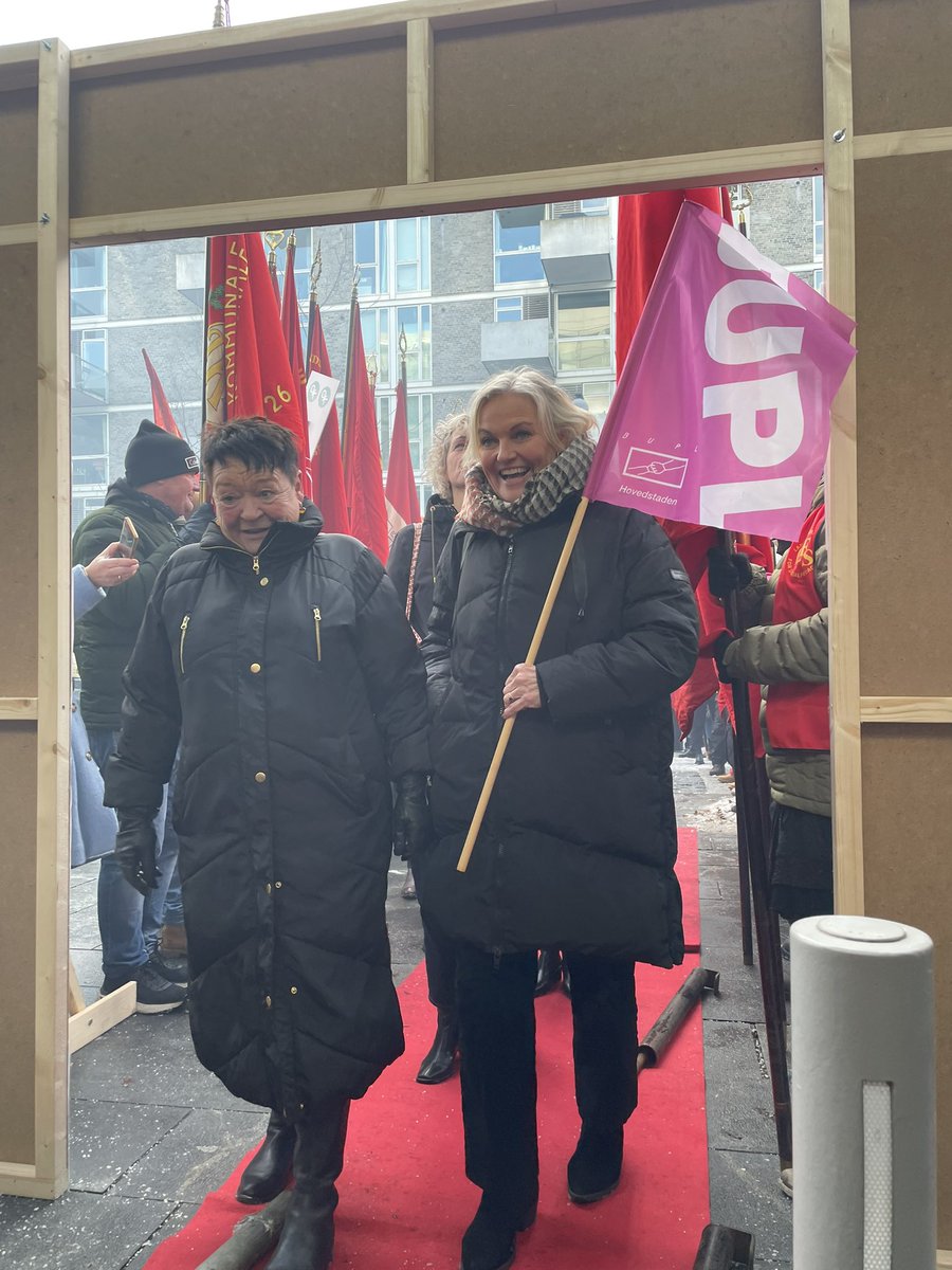bupldk's tweet photo. Så er forhandlingerne om #ok24 i gang. Tak for opbakningen til alle jer, der trodsede kulden 🥶👏 #mereværd https://t.co/cy5P17DDUy