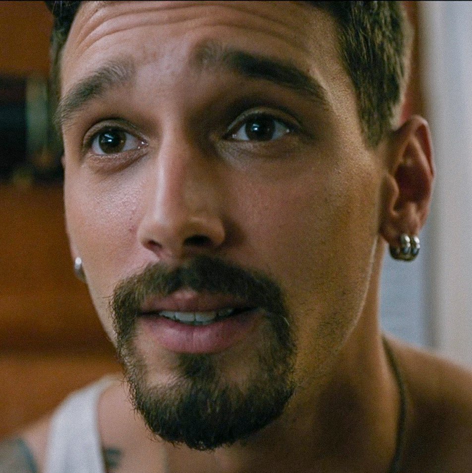 descontrolari's tweet photo. BRUCE: — Acho que eu comecei a te amar um pouco. Um pouco bastante.

Berlim (1x08) https://t.co/HraEOspEdE
