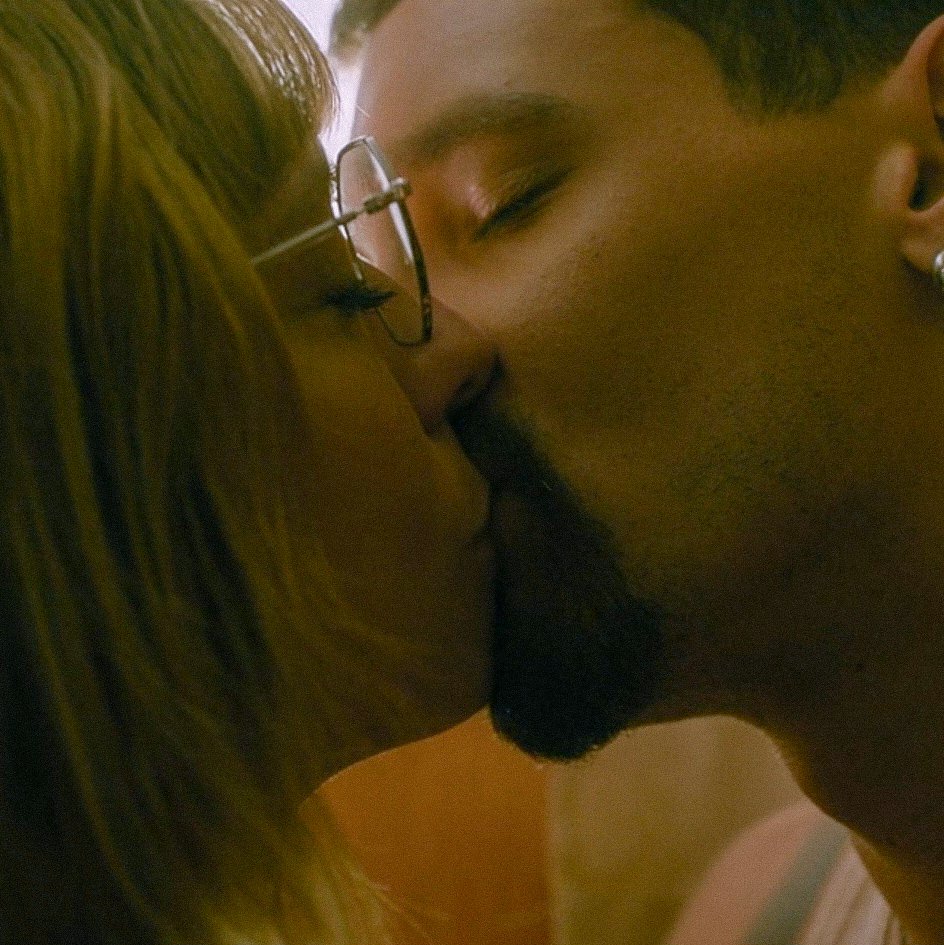descontrolari's tweet photo. BRUCE: — Acho que eu comecei a te amar um pouco. Um pouco bastante.

Berlim (1x08) https://t.co/HraEOspEdE