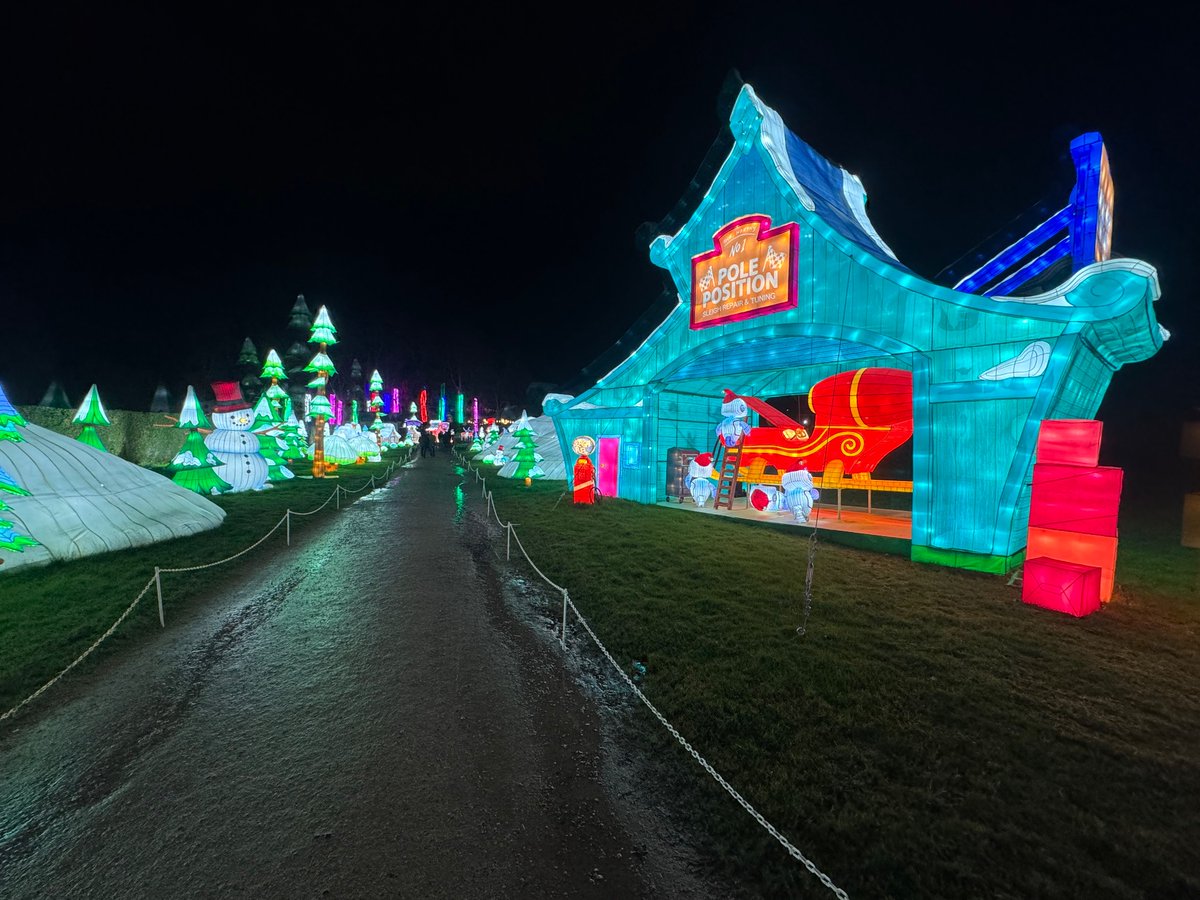 The festival of light #longleat #warminster #wiltshire #visitwiltshire #countryside #englishcountryside #lights #festivaloflights #england #visitengland #lake #uk #travelphotography #photosofbritain #capturingbritain #lovegreatbritain #beautifuldestinations #peterpan #tales