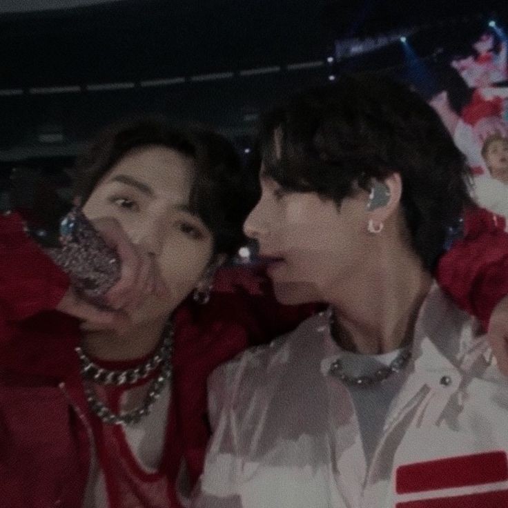 tkksfairy's tweet photo. "iconic taekook concert moments that you need to watch" —— a beautiful thread pt 2...♡ https://t.co/MvoEl1DPCJ