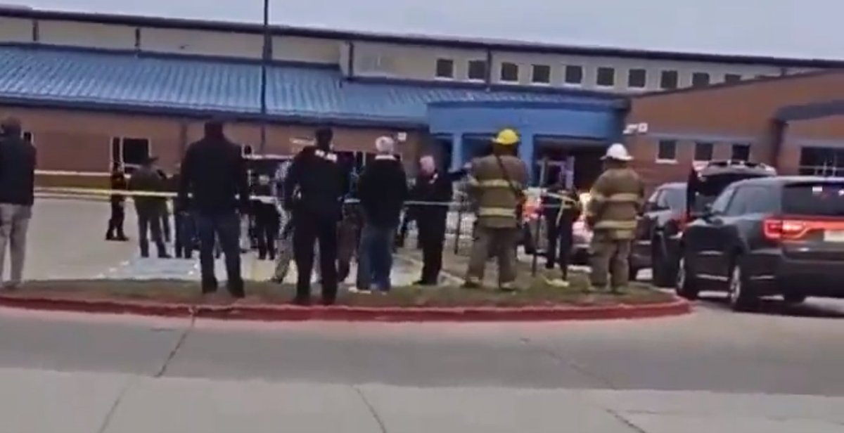 #ÚltimaHora | #Internacional El Departamento de Policía de #Iowa, Estados Unidos, reportó un tiroteo en la escuela secundaria Perry High School, este 4 de enero. Hasta el momento se desconoce el número de víctimas.