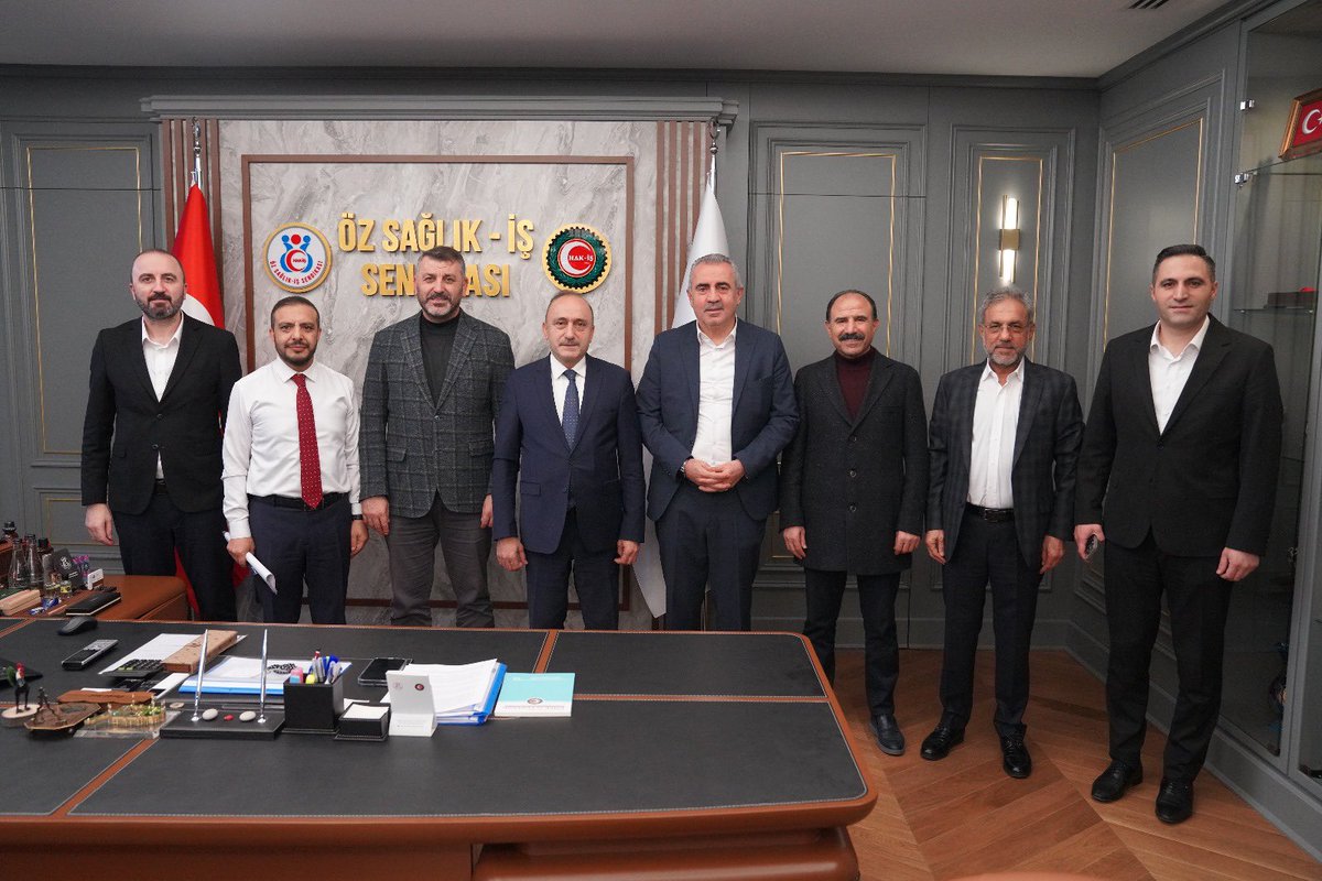suleyman6061's tweet photo. HAK-İŞ Konfederasyonumuza bağlı Hizmet-İş Sendikamızın Genel Başkan Vekili Halil Özdemir,Genel Başkan Yardımcıları Celal Yıldız ve Mehmet Keskin, yenilenen 3. Olağan Genel Kurulumuz sonrası hayırlı olsun ziyaretinde bulundular.Nazik ziyaretleri için kendilerine teşekkür ediyorum. https://t.co/OVTLi0XIhP