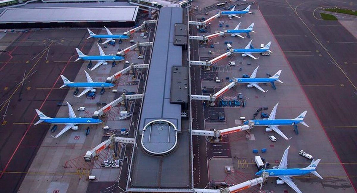 airwaysmagazine's tweet photo. Amsterdam Schiphol Airport says it will implement a “limited reduction” in capacity in 2024 to alleviate pressure during peak times. 

https://t.co/5o4KFOLpO5 https://t.co/7rXY88fvWp