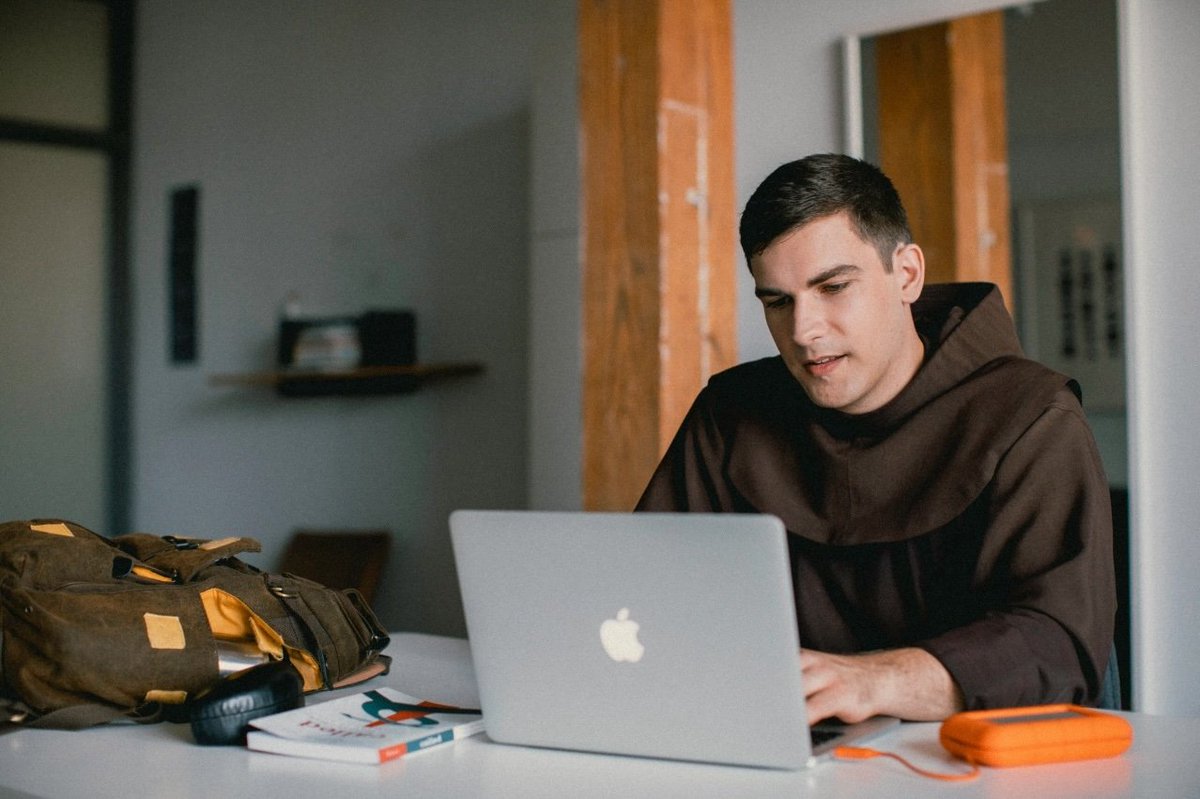 Salesianum's tweet photo. Stephen Adam's Introduction to the Devout Life class met with Fr. Casey Cole, a Franciscan Friar. He shared his incredible journey & the unique challenges of embracing a devout life in today's world. Read more: https://t.co/mVSBZxWK5O. #DevoutLife #BreakingInTheHabit https://t.co/rYt5JBKmMC