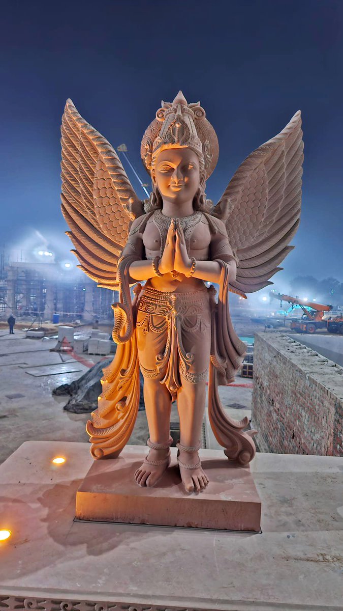 LalanRss91's tweet photo. राम जन्मभूमि मन्दिर के प्रवेश द्वार पर आज गज, सिंह, हनुमान जी और गरुड़ जी की मूर्तियाँ स्थापित की गईं हैं।

ये मूर्तियाँ राजस्थान के ग्राम बंसी पहाड़पुर के हल्के गुलाबी रंग के बलुआ पत्थर से बनी हैं। https://t.co/n9XbbMbiY1
