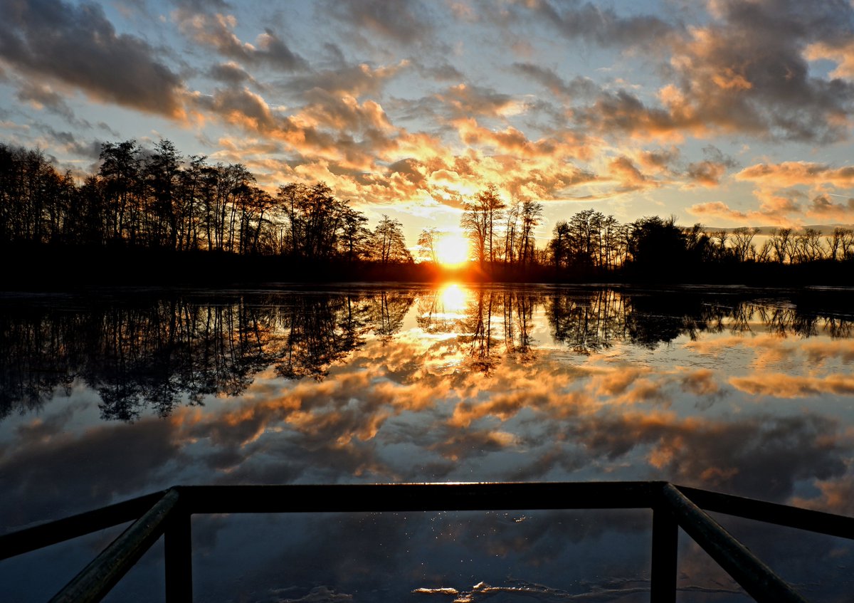 inkubatorr2's tweet photo. #cz #czechrepublic #vyskov #rybnik #pond #water #voda #led #ice #zima #winter #zrcadleni #mirroring #zapadslunce #sunset #obloha #sky #stromy #trees #fujifilm #mraky #clouds https://t.co/Y0KkuxDfv4