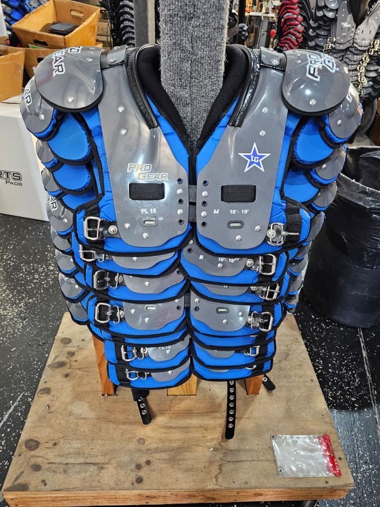 ProSports_Pads's tweet photo. When these show up at LaGrange High the @BigBlueRecruits will #KnowTheLogo
Shout out to @bakerssports and @progearNellie Call your rep today to #BeatTheRush
#ProSportsCustom #HighSchoolFootball #MadeInUSA https://t.co/I8xHlNAOBa