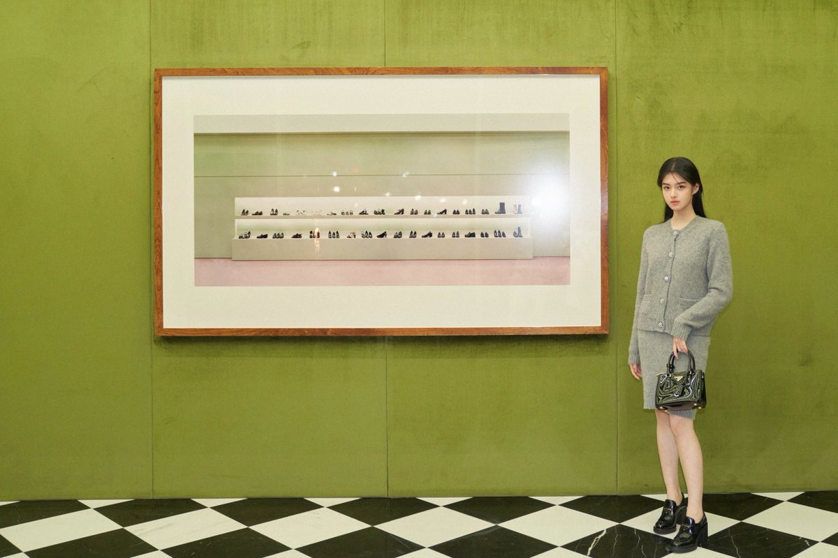 aimiupdates's tweet photo. [240104] Aimee xiaohongshu update

"看个展 #PradaSphere"

https://t.co/mqaSh5TUUF

#AiMi #Aimee #艾米 https://t.co/QAaqY2iTeI