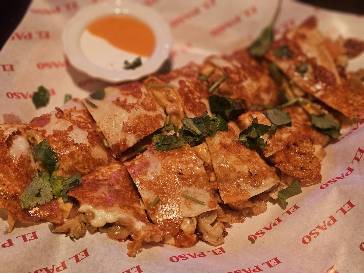 혜화 엘파소

타코가겐데 파스타도 팔고있음
퀘사디아는 돼지 닭 햄 중에 선택 가능
닭이 스파이시라서 그걸로 시켰는데 매콤하니 맛있었음♡
파스타도 양도 많고 맛있음 오일파스타 좋아하면 맛있어 할 것 같음!
타코도 맛있을 것 같아서 다음에는 타코 먹으러 간다ㅠㅠ
완전 대만족🥺