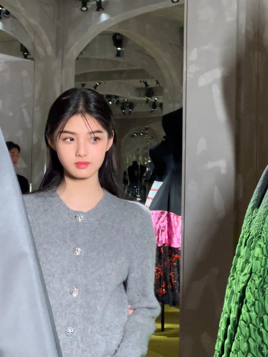 aimiupdates's tweet photo. [240104] Aimee xiaohongshu update

"看个展 #PradaSphere"

https://t.co/mqaSh5TUUF

#AiMi #Aimee #艾米 https://t.co/QAaqY2iTeI