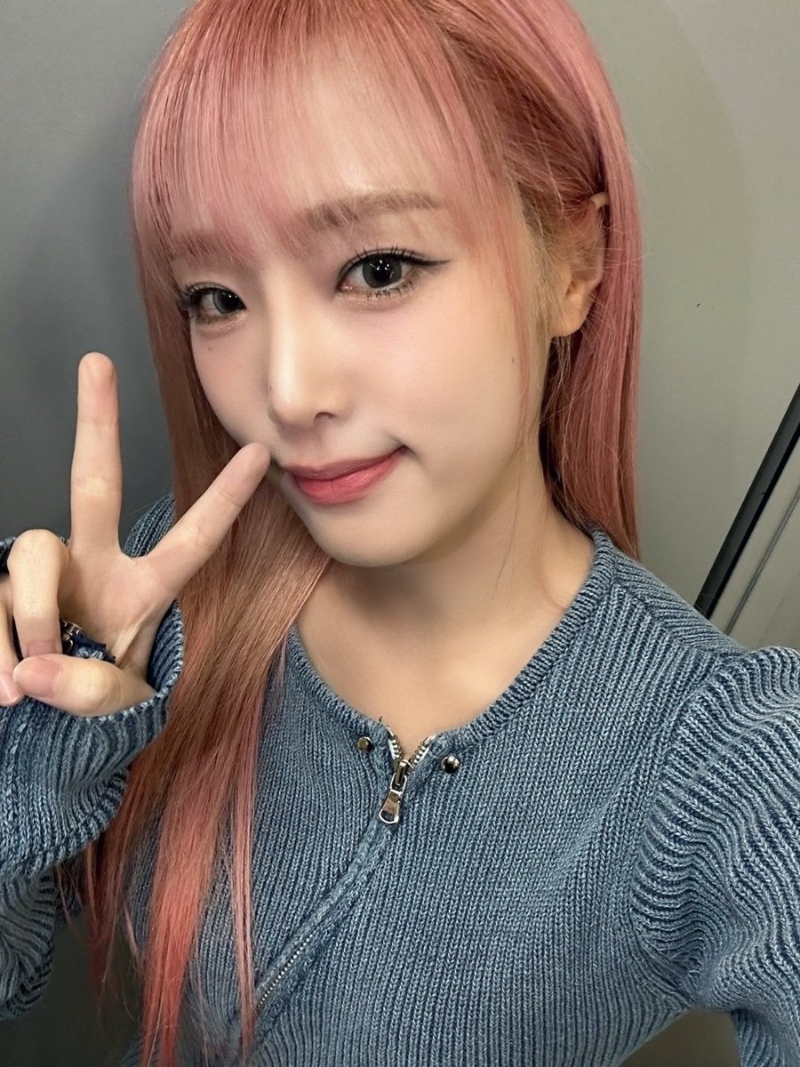 hhm_melliflu0us's tweet photo. [#HiA] 

cause you won't
catch me when I fall
baby do you even care at all
won't let you make me
feel so damn small

#HiA_Time #ileeve #comebackalert https://t.co/wD7Bq7Fiyt