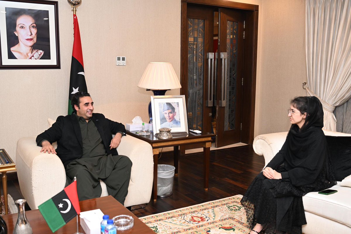 HullioSikandar's tweet photo. Ms #SaweraPrakash - a Hindu Jiyali from #Bunner, Khyber Pakhtunkhwa met with Chairman PPP @BBhuttoZardari today at Bilawal House - Lahore, where she discussed the political situation of her province including her plans and campaign to contest election from her home constituency. https://t.co/YChxKZKmkj