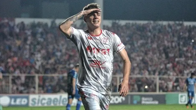 la12tuittera's tweet photo. 🚨TEMA KEVIN #ZENÓN:
🔙Antes de las fiestas, se comunicó con el entorno del jugador y con Unión, donde se pidió cierto monto económico y ciertos % de jugadores.
🔎La oferta era de US$ 3M, se le podía agregar % de #LunaDiale, #Cañete y #Roldán que Unión tiene el 50% y el otro lo tiene el Xeneize. En Santa Fe entienden que eso NO ALCANZA.
🔄AHORA CAMBIARON respecto a ese pedido original, al ser MAYOR por el interés de #Boca. (HOY: US$ 4M por el 80%).
😠Hay MALESTAR de #Boca por el cambio del monto y también del jugador que se le había prometido una venta, y de hecho el Kily González no contaba con el jugador por esa promesa hecha a fines del año pasado.
ℹ️ @EmilianoRaddi