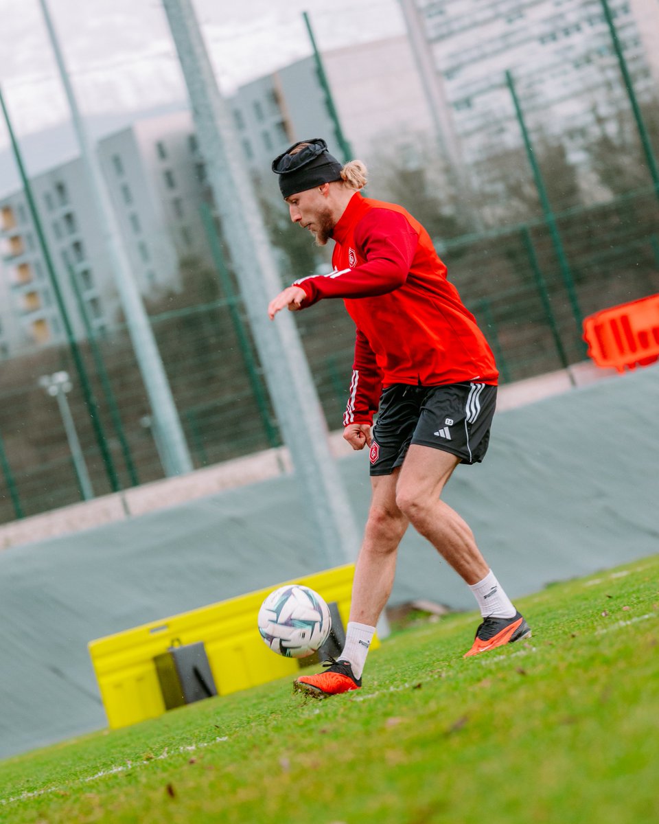 FCAnnecy's tweet photo. 🆕 Premiers ballons pour 𝐁𝐫𝐢𝐚𝐧 𝐁𝐞𝐲𝐞𝐫 en tunique 🔥🔴
#WelcomeBrian #GoReds https://t.co/4FANdyrakw