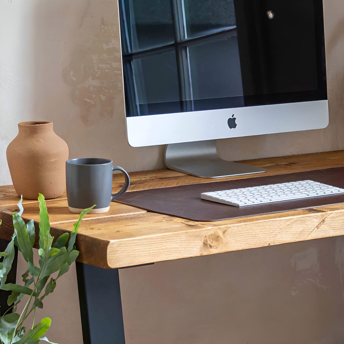 SimpsonFurnitur's tweet photo. New year, new product 😌

Refresh your workspace with our ✨new✨ Leather Desk Mat. Tap to shop!

#bensimpsonfurniture
#rusticdesk
#deskmat
#deskaccessories https://t.co/EZ6nEk4XMI