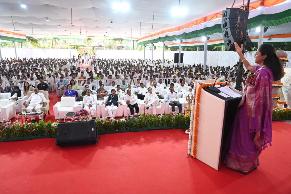 supriya_sule's tweet photo. आदरणीय पवार साहेबांच्या प्रमुख उपस्थितीत शिर्डी येथे पार पडलेल्या राष्ट्रवादी काँग्रेसच्या अधिवेशनात उपस्थित राहून मार्गदर्शन केले. यावेळी बोलताना राज्यातील एक फुल दोन हाफ सरकार पक्ष आणि कुटुंबे फोडण्यात व्यस्त आहे, त्यांना सर्वसामान्य जनतेसाठी वेळ नाही, तसेच हे सरकार पाण्याच्या प्रश्नावरुन प्रचंड असंवेदनशील आहे अशी टिका केली. हे वर्ष निवडणूकीचे वर्ष आहे. या वर्षात महाराष्ट्रासमोर सर्वात मोठे आव्हान हे पाण्याचे असणार आहे. बीड, धाराशीव आदी जिल्ह्यांमध्ये पाण्याची प्रचंड टंचाई निर्माण झाली आहे. परंतु याकडे पाहण्यास सरकारला वेळ नाही परंतु हे मुद्दे घेऊन राष्ट्रवादी काँग्रेस आदरणीय पवार साहेबांच्या नेतृत्वात काम करीत आहे असे स्पष्ट केले. शेतकऱ्यांच्या प्रश्नावरुन आम्ही शेतकरी आक्रोश मोर्चा काढला. या काळातही आम्ही अंगणवाडी भगिनींच्या आंदोलनात सहभागी झाल्याची आठवण करुन दिली. अंगणवाडी भगिनींच्या या आंदोलनात आम्ही सहभागी होऊन आपला आवाज बुलंद करण्याचे काम करु शकतो परंतु जेंव्हा राष्ट्रवादी काँग्रेसची सत्ता येईल त्यावेळेस आमचे मुख्यमंत्री महिलांसाठीच्या ज्या फाईलीवर सही करतील ती फाईल अंगणवाडी भगिनींच्या मागण्यांच्या पूर्ततेसाठी असेल असा शब्द दिला. आमची लढाई महाराष्ट्राचील कोणत्याही व्यक्तीसोबत नाही पण दिल्लीच्या त्या ‘अदृश्य’ शक्तीच्या विरोधात आहे. पण माझ्यामागे ‘आईस’ ( इन्कमटॅक्स+ईडी+सीबीआय) नाही, त्यामुळे मी निडर असून आपला पक्ष पुढे कसा घेऊन जायचा हे आपण ठरवायचे आहे असे स्पष्ट केले. सर्वसामान्य माणसांच्या आयुष्यात बदल झाला तरच खऱ्या अर्थाने विकास होईल असे साधेसरळ सुत्र असल्याचे देखील यावेळी नमूद केले. राज्यातील सत्ताधाऱ्यांनी छत्रपती शिवाजी महाराज यांच्या शपथा घेऊन आरक्षण देण्याचे आश्वासन दिले. परंतु यातील कशाचीही त्यांनी पूर्तता केली नाही. त्यामुळे शिवरायांचे नाव घेण्याचा अधिकार महाराष्ट्रातील या पक्षांना नाही. मराठा, मुस्लिम, धनगर आणि लिंगायत समाजाला आरक्षण देण्याचा विषय जो पक्ष सोडवेल त्याच्या मागे राष्ट्रवादी काँग्रेस पक्ष पूर्ण ताकदीने उभा राहील. मी पक्षाकडे लोकसभेच्या तिकीटाशिवाय काहीही मागितले नाही. बदली वगैरे अशा कुठल्याही भानगडीत मी नाही. मी एक मराठी मुलगी आहे व ते माझ्या आई-वडिलांनी माझ्यावर केलेले संस्कार आहेत. स्वतःच्या कर्तृत्वावर माझ्या आजी शारदाबाई पवार निवडून गेल्या. साहेब सुद्धा स्वतःच्या हिंमतीवर आणि कर्तृत्वावर मुख्यमंत्री झाले. सर्वसामान्य जनतेच्या आयुष्यात चांगला बदल घडवण्यासाठी मी राजकारणात आले आहे. आम्हाला बक्षीस मिळतात कारण आम्ही संसदेत बसतो सकाळपासून संध्याकाळपर्यंत आम्ही सर्वांची भाषणे ऐकतो, फक्त त्यांच्यावर टीका करायला जात नाही. भारतीय जनता पक्षाचे नेते म्हणाले  होते  "ना खाऊंगा ना खाने दूंगा” पण  आता त्यांचे धोरण  “मै भी खाऊंगा, और आपको भी पेट भर के खाने दुंगा" असं आहे. तुम्ही भ्रष्ट जुमला पार्टीत आहात,  पन्नास खोक्यांवर आमदार विकत घेत आहात, पन्नास खोके इज नॉट ओके. भ्रष्टाचाराच्या विरोधात जसा त्यांनी आपल्यावर हल्ला केला होता तसा आता मी त्यांच्यावर करणार आहे. ही लढाई माझ्या वडिलांसाठी नाही तर महाराष्ट्राच्या अस्मितेसाठी आहे कारण  मी एक स्वाभिमानी मराठी कुटुंबाची प्रतिनिधी आहे. माझ्यावर टिका करण्यासाठी भ्रष्ट जुमला पार्टी आणि शिंदे गटातील कुणीही पुढे येत नाही. फक्त एका गटातील लोक माझ्यावर बोलतात. पण ती त्या बिचाऱ्यांची मजबूरी आहे कारण त्यांना त्या अदृश्य शक्तीने तसे करायला भाग पाडले आहे.पण मी त्या अदृश्य शक्तीला जिंकू देणार नाही. तुम्ही आमच्यात वाद लावणार आणि त्यावर आपली पोळी शेकून घेणार ही असली कूटनीती येथे चालणार नाही. आम्ही महाराष्ट्राचे स्वाभिमानी लोक आहोत. महाराष्ट्रातील सर्व विकास हा काँग्रेस आणि राष्ट्रवादी काँग्रेस पक्षाने केला आहे. यांनी दहा वर्षांत काय केले ? महागाई, बेरोजगारी, भ्रष्टाचार याशिवाय त्यांनी काय केले ? त्यांनी भ्रष्ट म्हणून आरोप केलेल्या सर्वांना आपल्या पक्षात घेऊन पावन करुन घेतले. अंगणवाडी भगिनी, शिक्षक, डॉक्टर्स अशा घटकांवर अन्याय केला. जालन्यात लाठीचार्ज केला. महाराष्ट्राच्या वाटणीचे प्रकल्प गुजरातला पाठविले, आमदारांची पळवापळव केली. खासगीकरण केले. थोडक्यात भाजपाने केवळ आपल्या पक्षाचा विकास केला.   आपल्यावर फार मोठी जवाबदारी आहे. आपली बाजू  सत्याची आहे. आपली सत्ता आली तर आपले मुख्यमंत्री महाराष्ट्रातल्या काळ्या मातीशी इमान राखणाऱ्या शेतकऱ्यांच्या सरसकट कर्जमाफीच्या फाईलवर पहिली सही करेल हा माझा या राज्यातील तमाम शेतकरी बांधवांना शब्द आहे. काही लोक गॅरंटी देत आहेत परंतु  गॅरंटीला एक्सपायरी डेट असते. शब्दाला आयुष्यभर किंमत असते.