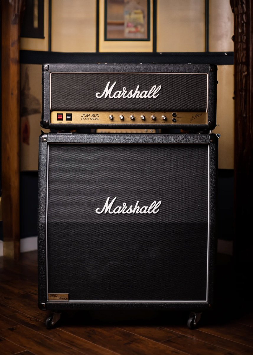 🎸🔊 Which famous guitarists come to mind when you see a Marshall JCM800? Share your rock icons with us! #GuitarLegends #MarshallJCM800 #RockIcons #guitarists