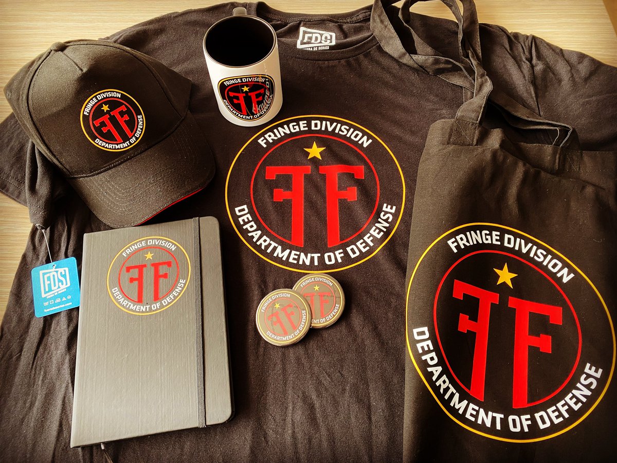 🎁 Marchando un pack completo de productos de nuestra colección #FringeDivision: camiseta, gorra, taza, bolsa, bloc, imán y chapa.

👉🏻 ¿Quieres el tuyo? Lo tienes disponible en nuestra tienda: fueradeseries.com/colecciones/co…