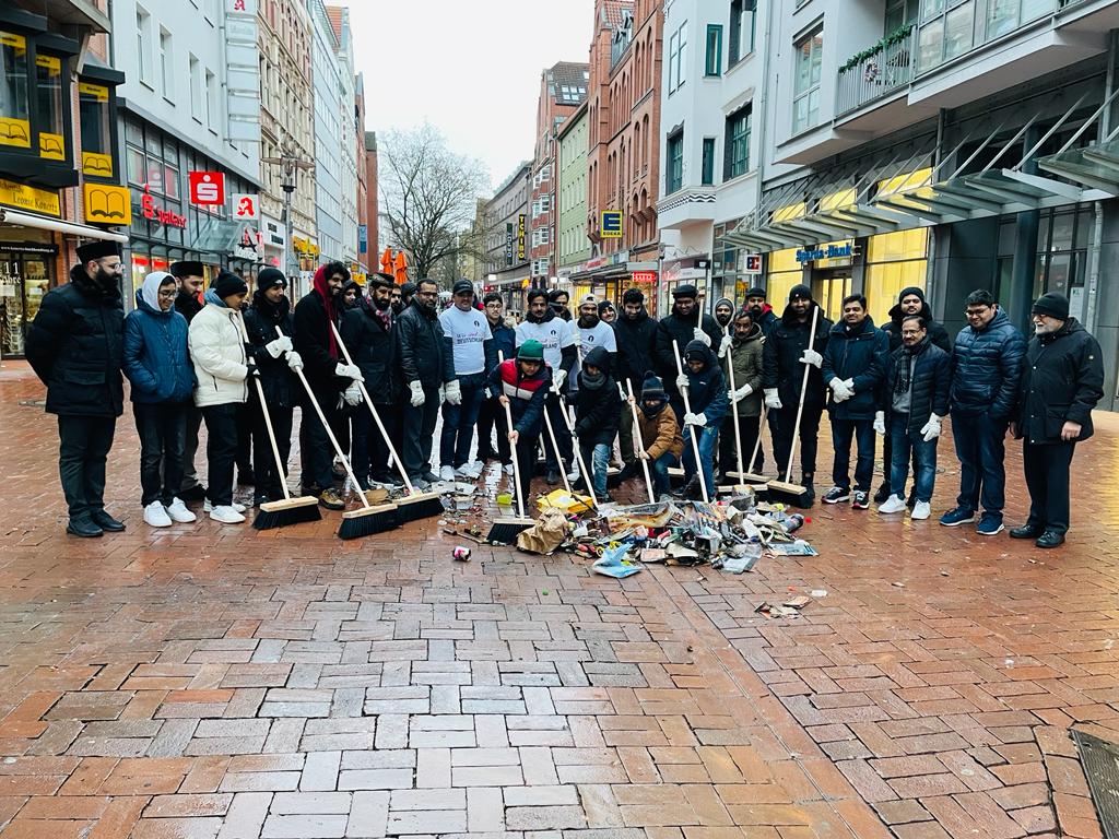 Am 01 Januar 2024 sind Mitglieder der Ahmadiyya Muslim Gemeinde Hannover direkt nach dem gemeinsamen Morgengebet mit Besen losgezogen um die Stadt zu säubern. Dies als Zeichen der Dankbarkeit und Verbundenheit mit Deutschland. 

#VoicesforPeace 
#StimmenFürDenFrieden