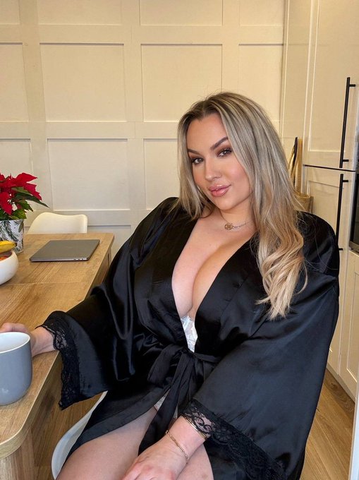 Mommy has something to show you 👇  https://t.co/wczP1KRI8z https://t.co/AEM2nuCt8R