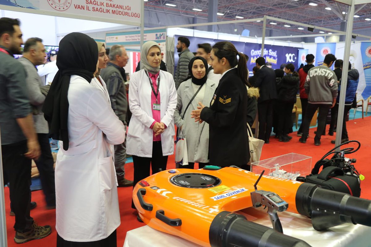 sahilguvkom's tweet photo. Cumhurbaşkanlığı İnsan Kaynakları Ofisi koordinesinde Van Expo Fuar Merkezinde düzenlenen Doğu Anadolu Kariyer Fuarı (DAKAF 24)’nda vatandaşlarımızla buluştuk.
#SahilGüvenlik https://t.co/U0h1MH2HEc