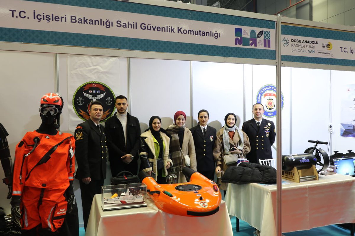 sahilguvkom's tweet photo. Cumhurbaşkanlığı İnsan Kaynakları Ofisi koordinesinde Van Expo Fuar Merkezinde düzenlenen Doğu Anadolu Kariyer Fuarı (DAKAF 24)’nda vatandaşlarımızla buluştuk.
#SahilGüvenlik https://t.co/U0h1MH2HEc