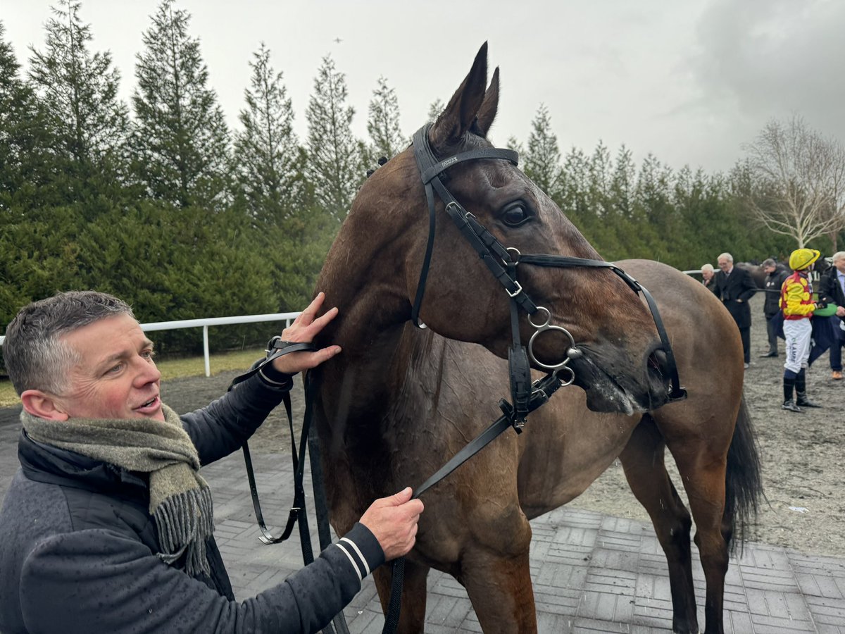 ownersgroupuk's tweet photo. The race was not run to suit Covert Mission @LingfieldPark today, but he looked super and we are hopeful he will soon return to form after this pipe-opener! Here he is afterwards with Pascal. #CovertMission #OwnersGroup #OnwardsAndUpwards https://t.co/yXWmfq3Oly