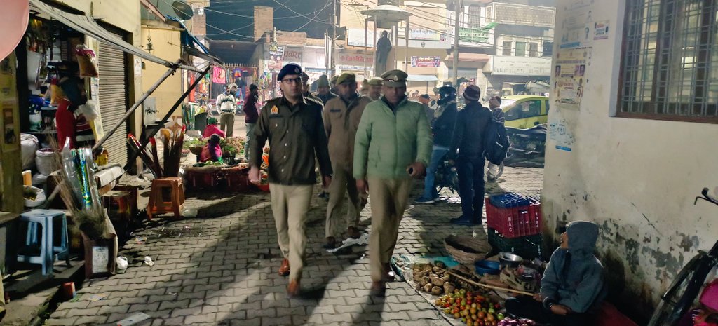 BadagaonPolice's tweet photo. JhansiPolice 
 #SSPJhansi के निर्देशन में शांति एवं सुरक्षा व्यवस्था के दृष्टिगत थाना बड़ागांव क्षेत्रान्तर्गत कस्बा बड़ागांव श्रीमान ए.एस.पी. महोदय एवं थाना बड़ागांव पुलिस द्वारा #FootPettroling किया गया। आम नागरिकों से वार्ता की गयी एवं उन्हें सुरक्षा का भरोसा दिलाया https://t.co/hhmBcqm9St