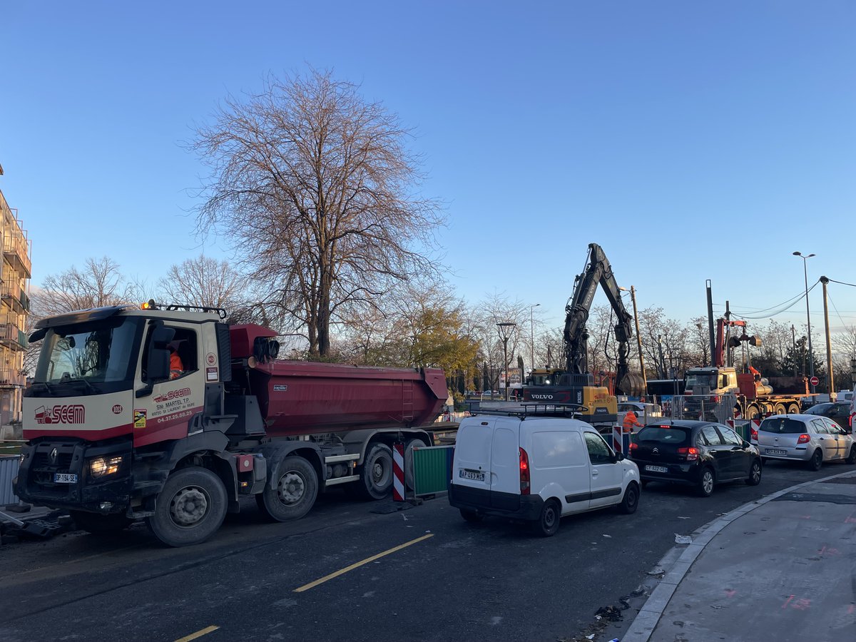 ▶️ NOUVELLES DU CHANTIER 🚧

🚧 Notre équipe SEEM oeuvre le chantier du SYTRAL pour le tramway T10🚊
Au programme :
👉 Transformation de la partie ouest de la rue Emile Zola
👉 Dévoiement de l'assainissement via une PRV D400 sur 170 mètres, à une profondeur de 4 mètres.

BRAVO 👏