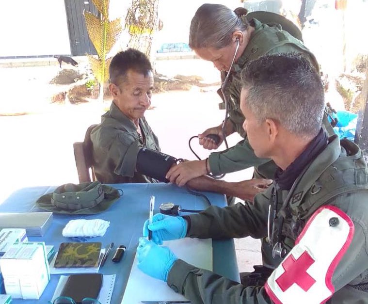 🗞️|| Efectivos militares de la #FANB bajo el comando de la ZODI 51 Anzoátegui, trabajan por el desarrollo integral y la seguridad de las comunidades de San Martin de Turumbang y Anacoco, en el estado Bolívar, como parte de la #OperacionRoraima