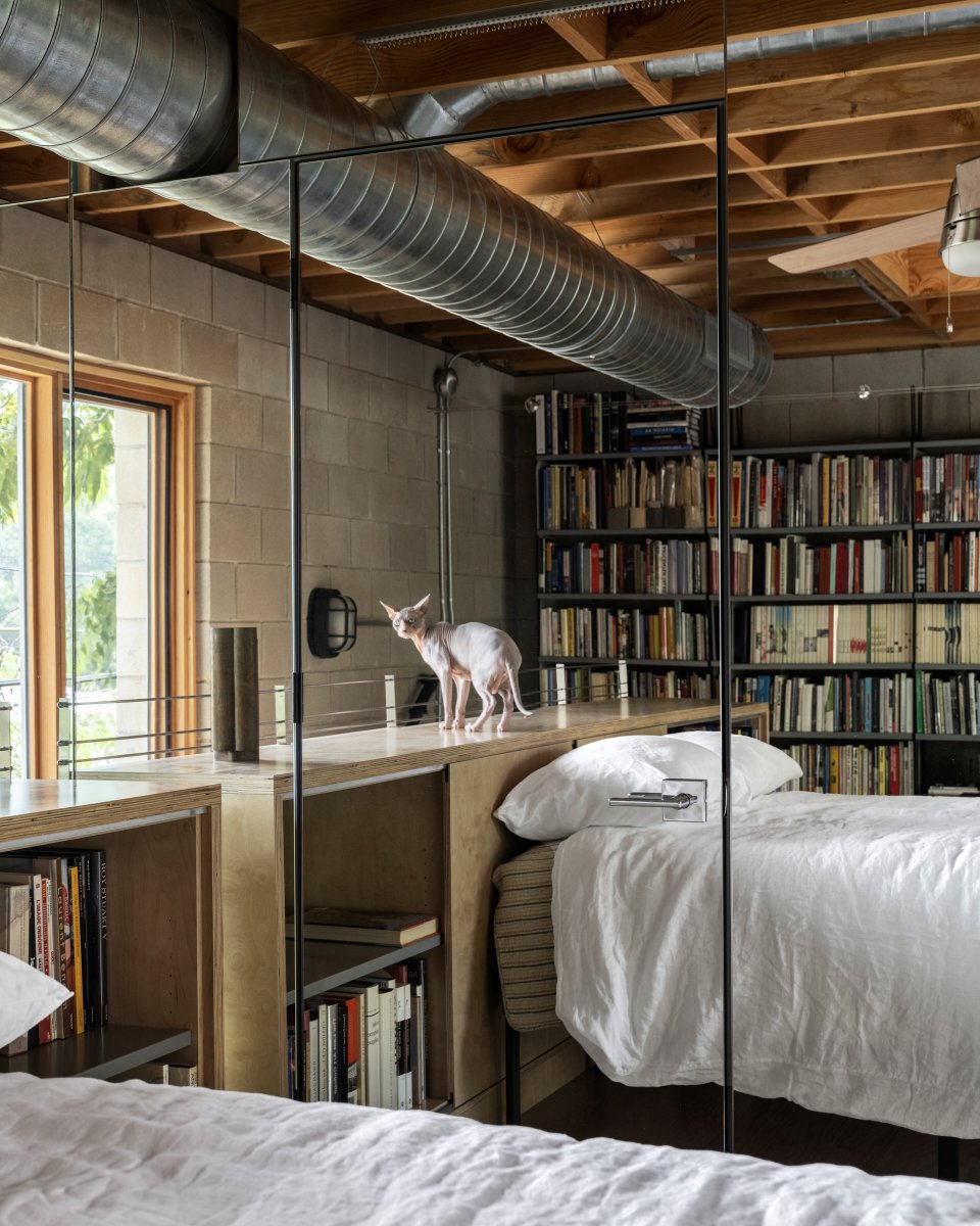 A wall of books puts the finishing touch on this rough-hewn backyard home: dwell.com/article/cmu-ho…