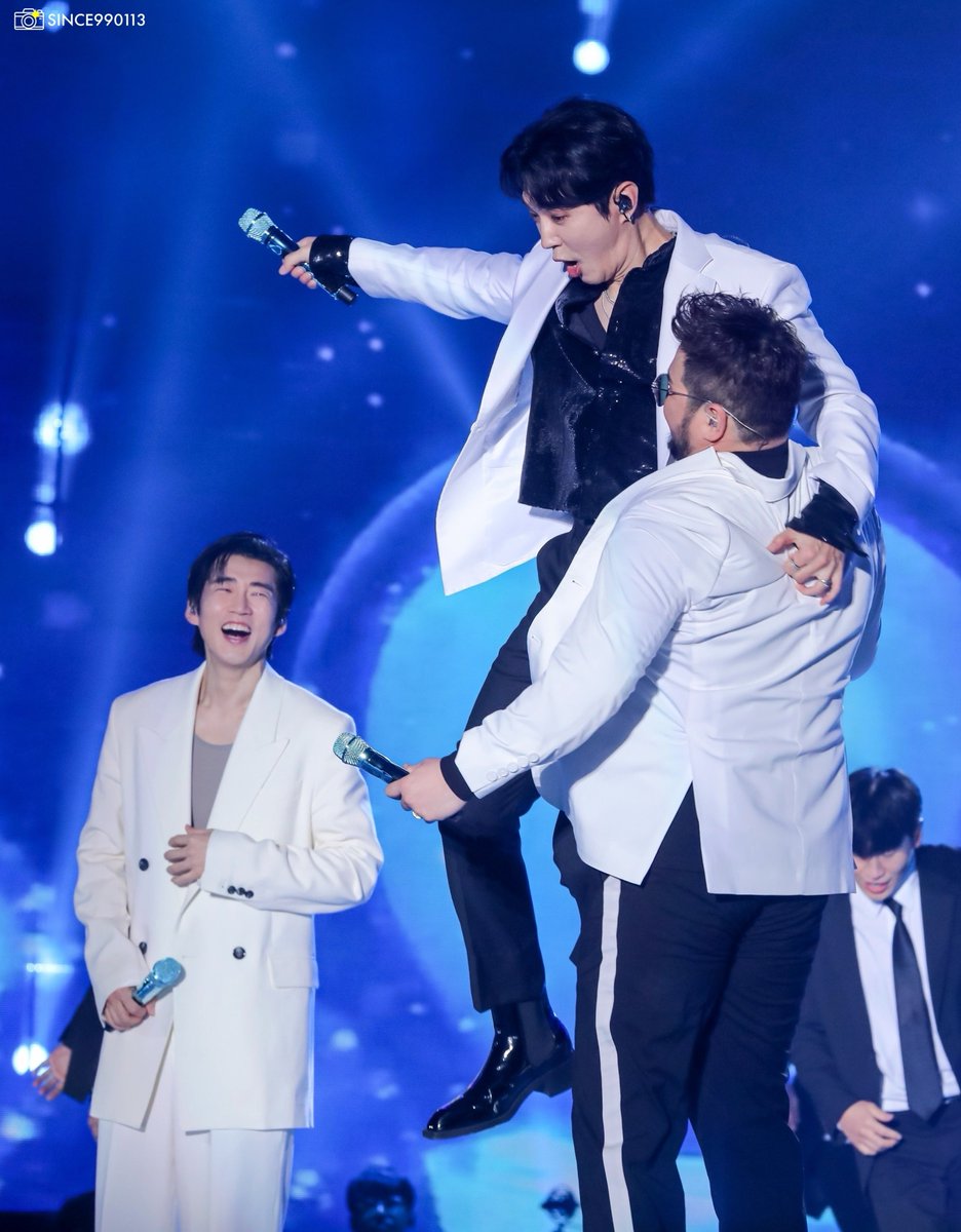 since990113's tweet photo. 2023 god‘s MASTERPIECE 부토콘

안덴 날라간다~~~
#지오디 #안데니 #김태우 https://t.co/9Ix1dYr9L5