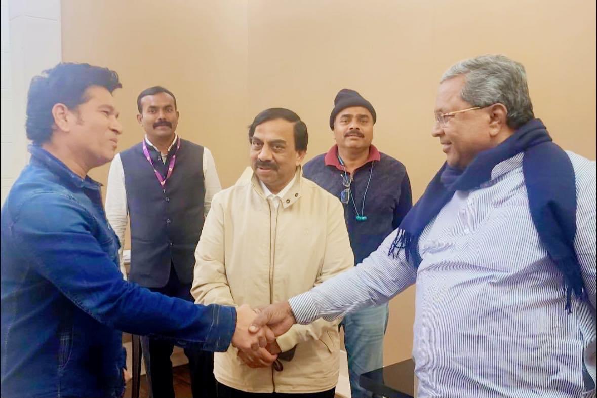 ದೆಹಲಿಯ ವಿಮಾನ ನಿಲ್ದಾಣದಲ್ಲಿ ಇಂದು ಮುಖ್ಯಮಂತ್ರಿ <a href="/siddaramaiah/">Siddaramaiah</a> ಅವರು ಸಚಿನ್ ತೆಂಡೂಲ್ಕರ್ ಅವರನ್ನು ಆಕಸ್ಮಿಕವಾಗಿ ಭೇಟಿಯಾಗಿ ಕುಶಲೋಪಹರಿ ವಿಚಾರಿಸಿದ ಸಂದರ್ಭ.

<a href="/sachintendulkar/">Sachin Tendulkar</a> #SachinTendulkar  #Siddaramaiah