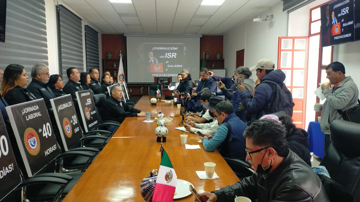 Es importantísimo que los <a href="/Mx_Diputados/">H. Cámara de Diputados</a> legislen a favor de los trabajadores en la 
• Disminución del ISR
• Aguinaldo de 30 días 
• Jornada laboral de 40 horas 
Así lo comentó <a href="/leobardosoto/">Leobardo Soto</a> líder estatal de la <a href="/CTMPuebla/">CTM_FTPuebla</a> 
<a href="/lopezobrador_/">Andrés Manuel</a>
<a href="/SergioSalomonC/">Sergio Salomón</a>
<a href="/CTM_MX/">CTM Nacional</a>