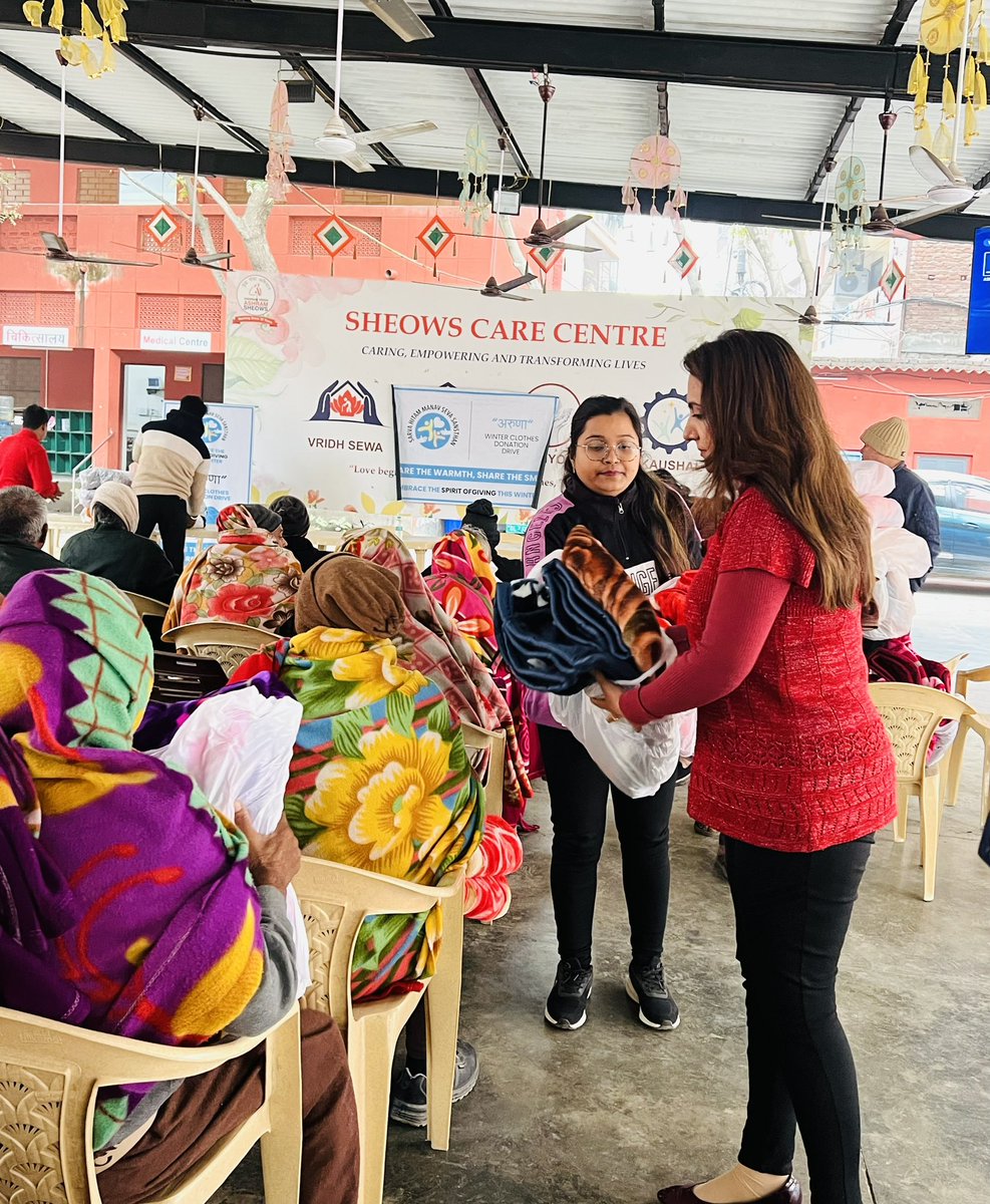 sonalgoelias's tweet photo. In the words of Helen Keller- “The best and most beautiful things in the world cannot be seen or even touched – they must be felt with the heart.” 🌟💕
Today through #SarvaHitam Manav Sewa Sansthan , under the banner of #ProjectAruna I had the privilege of experiencing a heartfelt connection as we distributed new Blankets in SHEOWS CARE CENTRE - an old age home in Abul Fazal Enclave , Okhla.
The distribution was not merely about blankets; it was indeed a promise of warmth and care echoing in the cold weather to the people who are suffering from various illnesses yet their smile was so heartwarming 🙏🏻
Let’s join hands in this endeavor to make a difference. Support the initiatives like #ProjectAruna to spread the love and warmth where it’s needed most 🙏🏻
#SarvaHitam #Compassion #DonationDrive
#DelhiWinters
