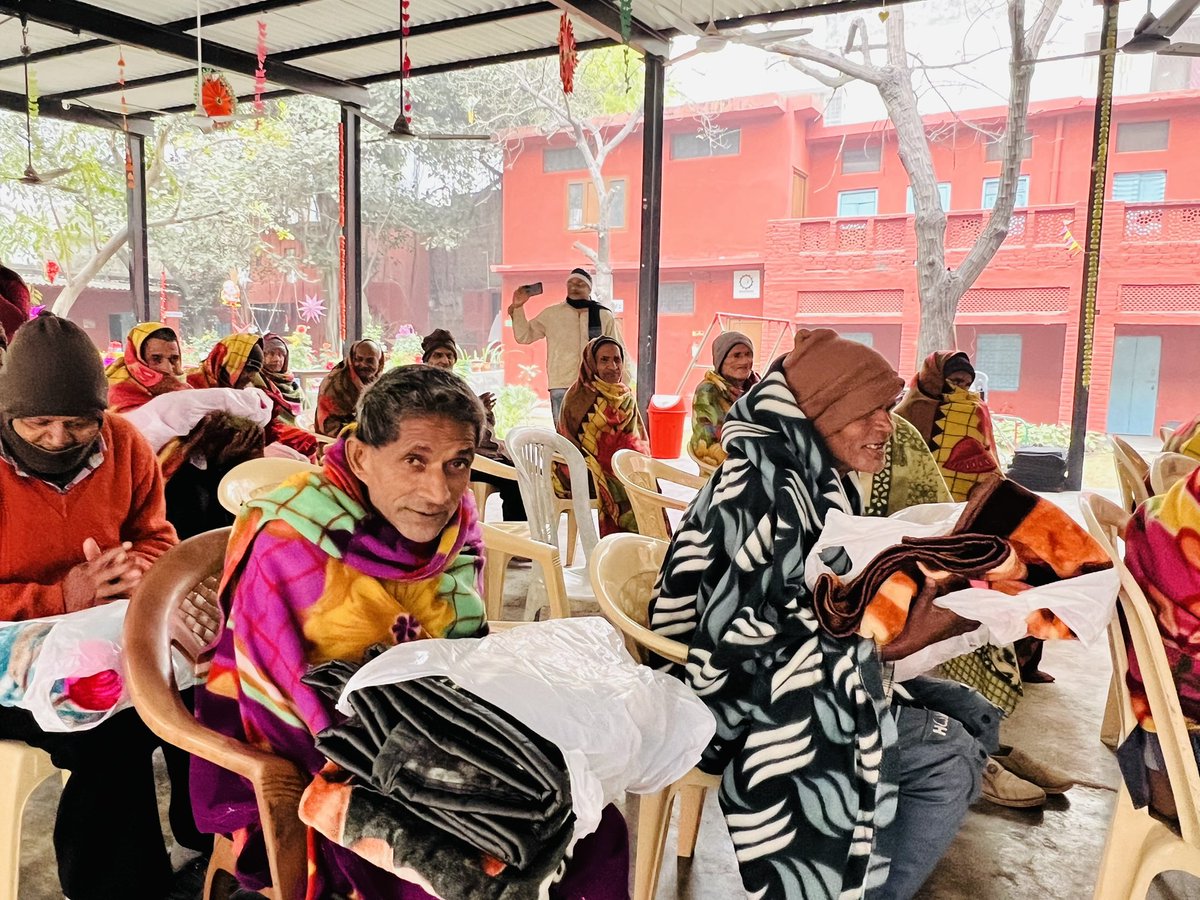 sonalgoelias's tweet photo. In the words of Helen Keller- “The best and most beautiful things in the world cannot be seen or even touched – they must be felt with the heart.” 🌟💕
Today through #SarvaHitam Manav Sewa Sansthan , under the banner of #ProjectAruna I had the privilege of experiencing a heartfelt connection as we distributed new Blankets in SHEOWS CARE CENTRE - an old age home in Abul Fazal Enclave , Okhla.
The distribution was not merely about blankets; it was indeed a promise of warmth and care echoing in the cold weather to the people who are suffering from various illnesses yet their smile was so heartwarming 🙏🏻
Let’s join hands in this endeavor to make a difference. Support the initiatives like #ProjectAruna to spread the love and warmth where it’s needed most 🙏🏻
#SarvaHitam #Compassion #DonationDrive
#DelhiWinters