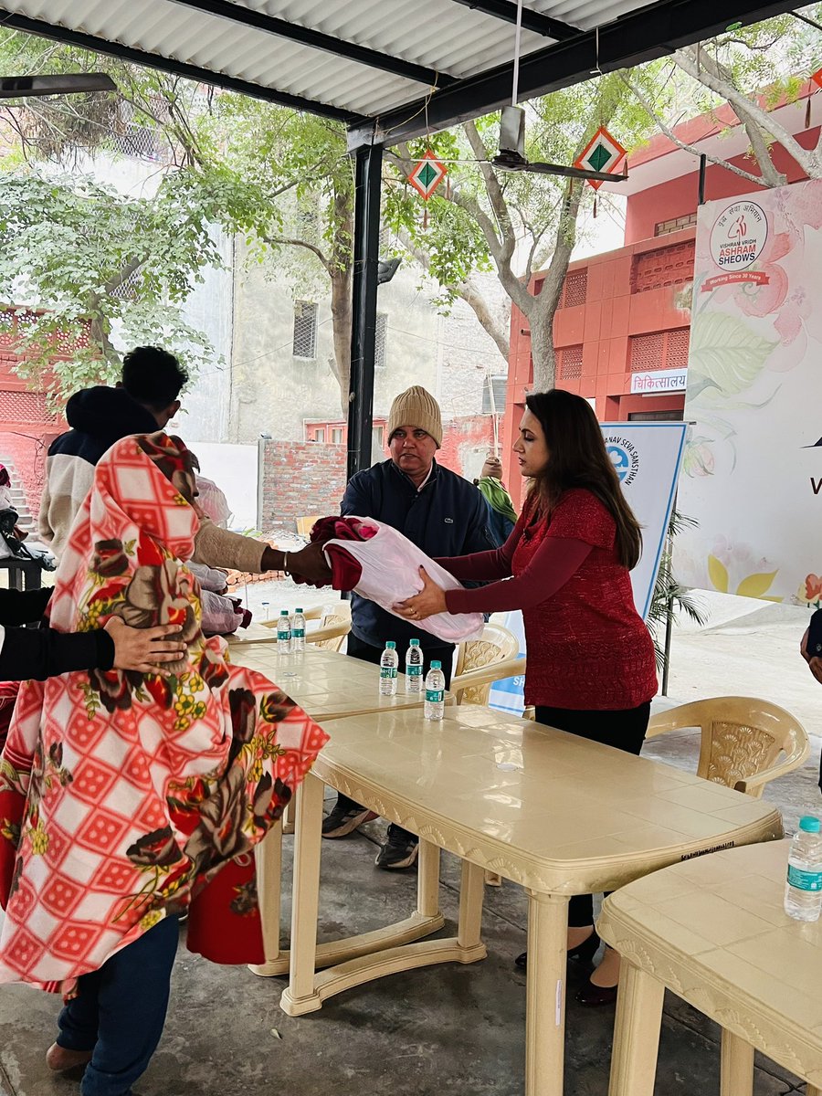 sonalgoelias's tweet photo. In the words of Helen Keller- “The best and most beautiful things in the world cannot be seen or even touched – they must be felt with the heart.” 🌟💕
Today through #SarvaHitam Manav Sewa Sansthan , under the banner of #ProjectAruna I had the privilege of experiencing a heartfelt connection as we distributed new Blankets in SHEOWS CARE CENTRE - an old age home in Abul Fazal Enclave , Okhla.
The distribution was not merely about blankets; it was indeed a promise of warmth and care echoing in the cold weather to the people who are suffering from various illnesses yet their smile was so heartwarming 🙏🏻
Let’s join hands in this endeavor to make a difference. Support the initiatives like #ProjectAruna to spread the love and warmth where it’s needed most 🙏🏻
#SarvaHitam #Compassion #DonationDrive
#DelhiWinters