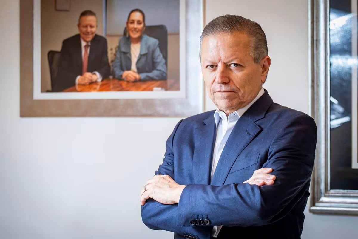 flatwhitedoble's tweet photo. El Licenciado Zaldívar le regaló al presidente una silla (que ya estaba por caducarle) en la SCJN a cambio de una silla en la política.

El se siente un ganador un negociador, cuando sólo se convirtió en un golpeador, un limosnero en la política.

No hizo tonto a nadie, se hizo tonto a si mismo.
