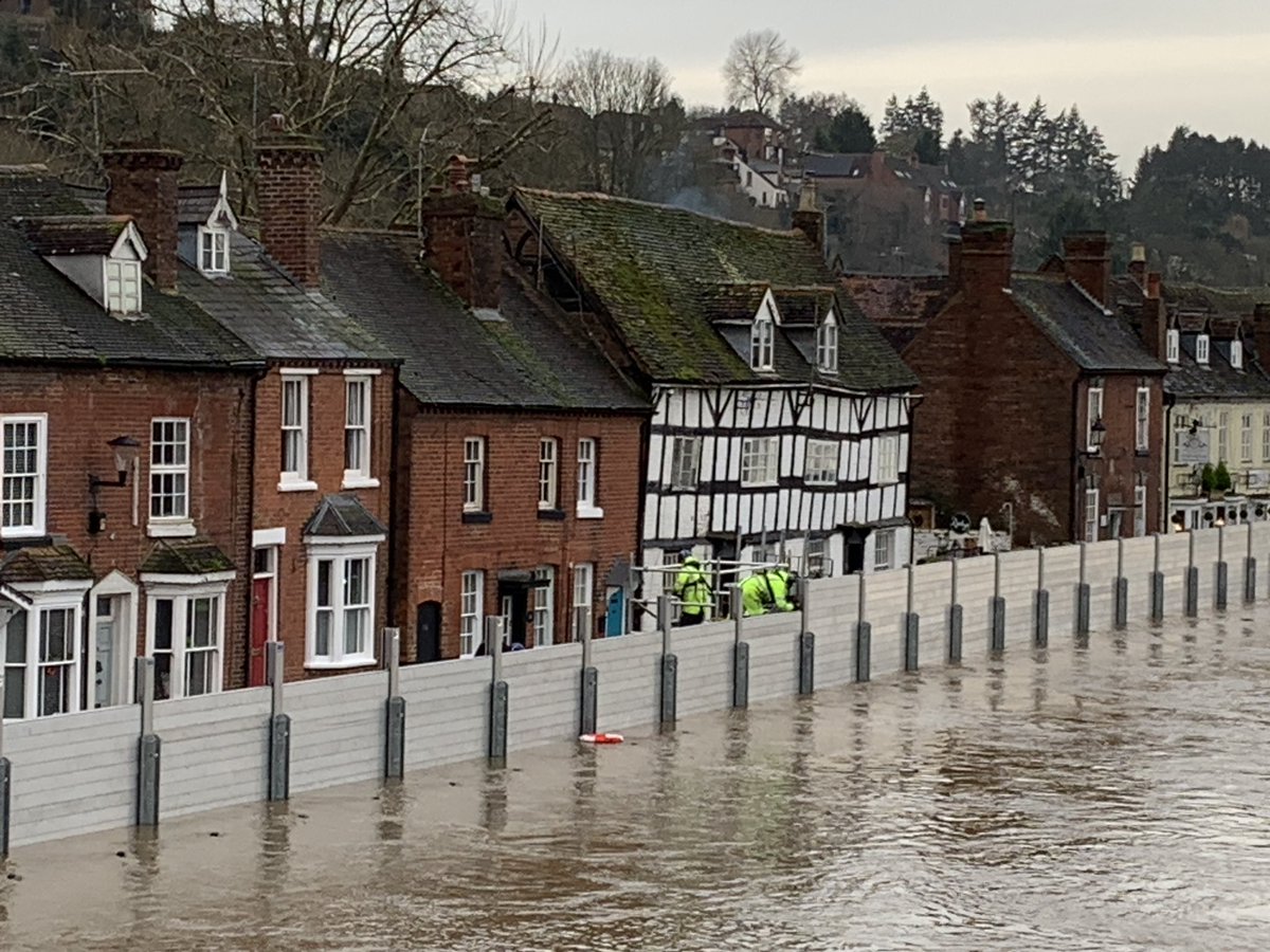 ClareDinnisWWT's tweet photo. Highest phase of #demountable #flood defences going up in #Bewdley today. 

Levels are expected to peak between 4.8 to 5.1 metres on Friday. But @EnvAgencyMids will update the forecast &amp; the peak tweet evening &amp; lunchtime each day as it goes through. https://t.co/LN6Cw0u88L
