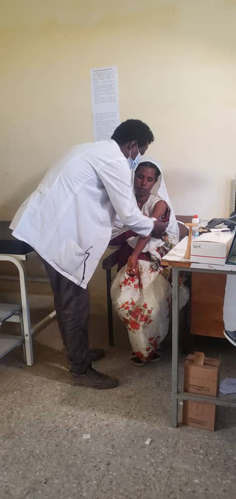 Tigrai_TV's tweet image. "I wouldn't have given birth to my daughter amidst this dire situation had there been sufficient contraceptives," regrets Tirhas Kiros, a nursing mother in Bizet 
——
Residing in Simret Vicinity, Bizet district, Tirhas describes extreme hunger affecting her 15-month-old daughter,