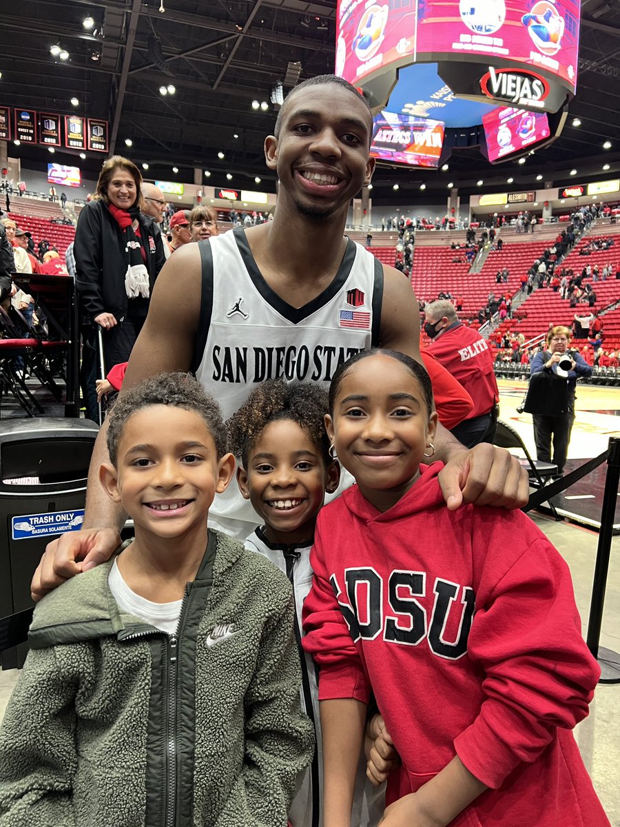 Ryder got to meet and flick with his favorite college player <a href="/lamont_butler1/">Lamont Butler</a> last night at the #SDSU game!

Love bro 💪🏿