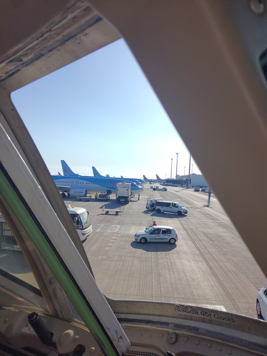 cloudsurfer76's tweet photo. A very pretty flight line 😊 #TUIfly Greetings from #Lanzarote #firstflightoftheyear https://t.co/ERwxOBO5Bo