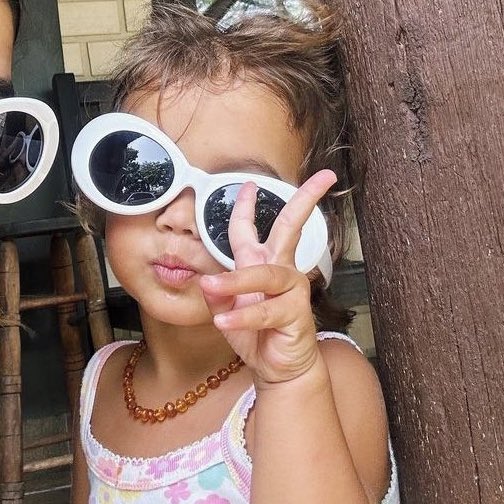 biazinws's tweet photo. um vício: florinha fazendo essa pose 😗✌🏼 https://t.co/VliCJhAFo1
