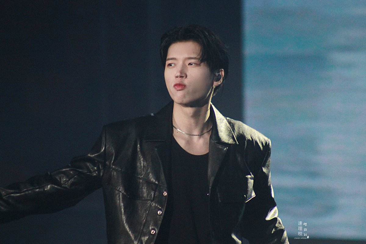 cherish_whtree's tweet photo. 231231 식목일3 화이트리 콘서트 막콘
입술 머야..? 입 뭔데.. 여기서는 또 귀엽고... 아주 혼자 다 해... 어? 욕심쟁이야 누가 그렇게 귀엽고 섹시하고 그러래...😍

#우현 #남우현 #인피니트 #INFINITE #woohyun #NAMWOOHYUN #식목일3 #남우현식목일 #식목일콘서트 https://t.co/py5Q43ouwh