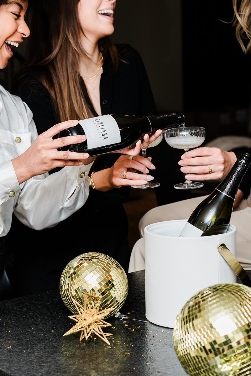 G_Prosecco's tweet photo. You've almost made it through the first week of 2024 - that's something to celebrate! ✨This year, make more unforgettable moments with Giuliana Prosecco.
#GiulianaProsecco #NewYear #Prosecco #ProseccoAesthetic https://t.co/sxx8V14DLc