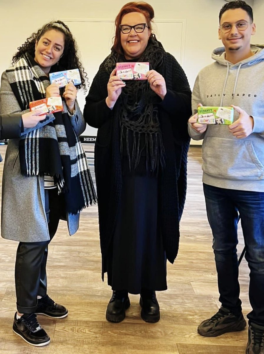 Sjakie van de 🍭🍩 Chocoladefabriek is weer op pad geweest en dit keer  in Bouwlust. #nieuwjaarsgroet #welzijn #Shalomkerk <a href="/GemeenteDenHaag/">Gemeente Den Haag</a> <a href="/SuOzdemir/">Sultan Özdemir</a> @POL_Berestein <a href="/WA_Bouwlust/">Wijkagenten Bouwlust</a> #hartwerk♥️ #waardering