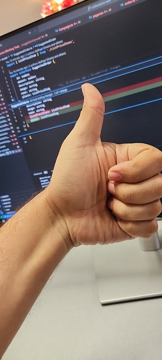 ferdinandiz's tweet image. Quando você passa horas procurando um erro no código React e descobre que era apenas uma vírgula perdida. Parabéns, vírgula, você ganhou essa batalha! #DevLife #ReactFails