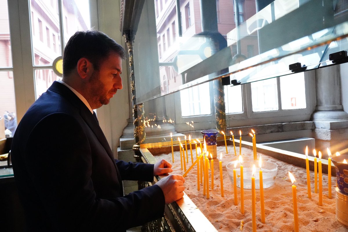 Ευχαριστώ θερμά τον Οικουμενικό Πατριάρχη κ. κ. Βαρθολομαίο για την εγκάρδια συνομιλία μας σήμερα στο Φανάρι. Αποτελεί ιδιαίτερη τιμή για μένα, που τον ξανασυνάντησα μετά από έναν χρόνο πυκνό σε γεγονότα, με δύο πολέμους στη γειτονιά μας και με την κλιματική κρίση -ένα θέμα στο